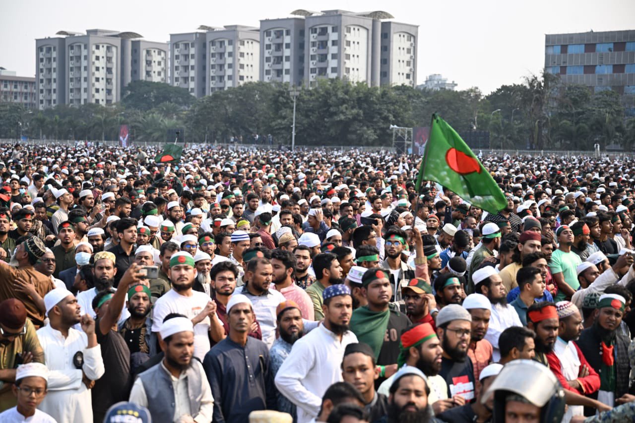 हादी के अंतिम संस्कार के बाद शनिवार दोपहर 3 तीन बजे शाहबाग चौराहे पर रैली में हजारों लोग पहुंचे थे।