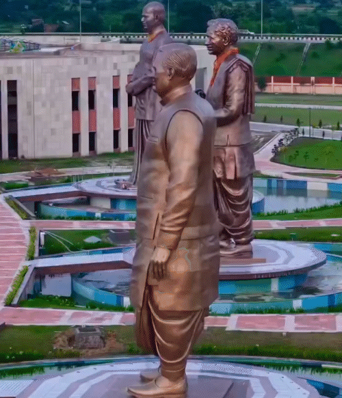 परिसर में कमल के आकार का एक स्मार्ट म्यूजियम भी बनाया गया है।