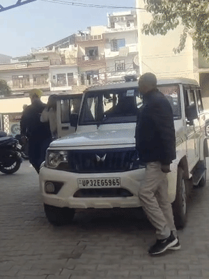 सफेद रंग के ट्रेकशूट में इंस्पेक्टर है। एंटी करप्शन टीम ने पकड़ा, तो वह मुंह छिपाता रहा।