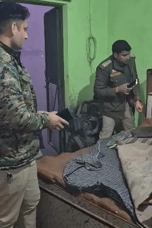 इसी कमरे में हत्या कर आरोपियों ने शव को घर के पीछे फैंक दिया था।