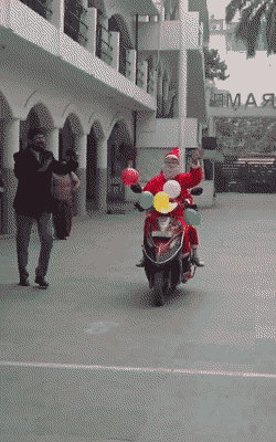 गोरखपुर के एक स्कूल में सेंटा स्कूटी से पहुंचे।