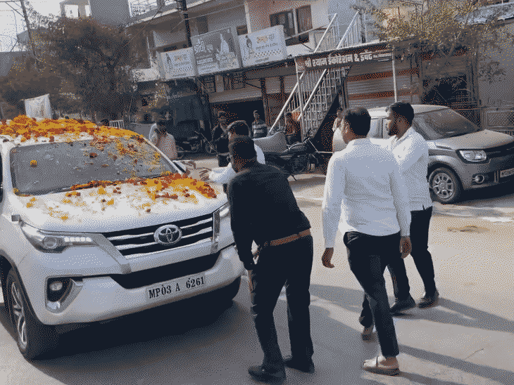 खातेगांव दौरे पर पहुंचे शिवराज सिंह चौहान की गाड़ी के सामने कांग्रेस नेता अचानक बैठ गए।