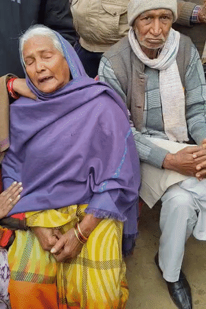 रोती-बिलखती विनोद की मां मानवती और पिता सुघर सिंह हैं।