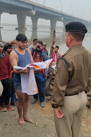 बेटे ने पिता के पार्थिव शरीर को मुखाग्नि दी।