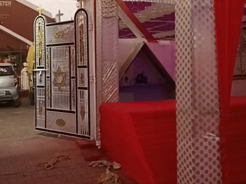 चर्च बनाने के लिए लाल ईंट, बेल फल, गोंद और चूना का इस्तेमाल किया था।