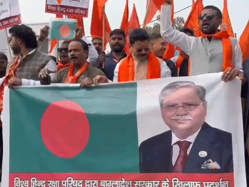 यूपी के लखनऊ में विश्व हिंदू रक्षा परिषद ने विरोध प्रदर्शन किया।