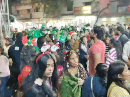 छत्तीसगढ़ में लगभग 727 चर्च हैं, यहां भी क्रिसमस उत्साह के साथ मनाया जाता है।