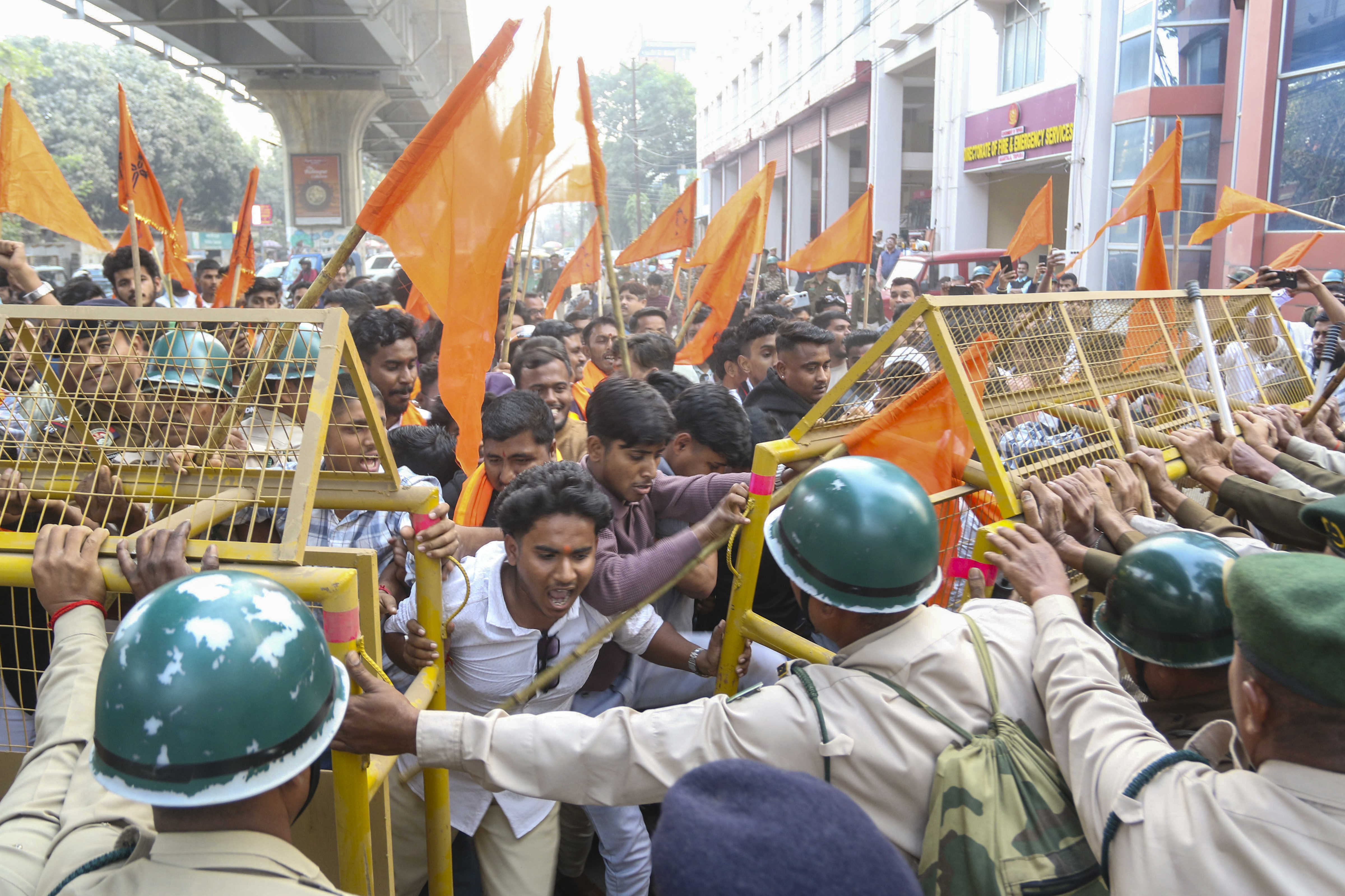 अगरतला में विश्व हिंदू परिषद के कार्यकर्ताओं की प्रदर्शन के दौरान पुलिस से झड़प हुई।