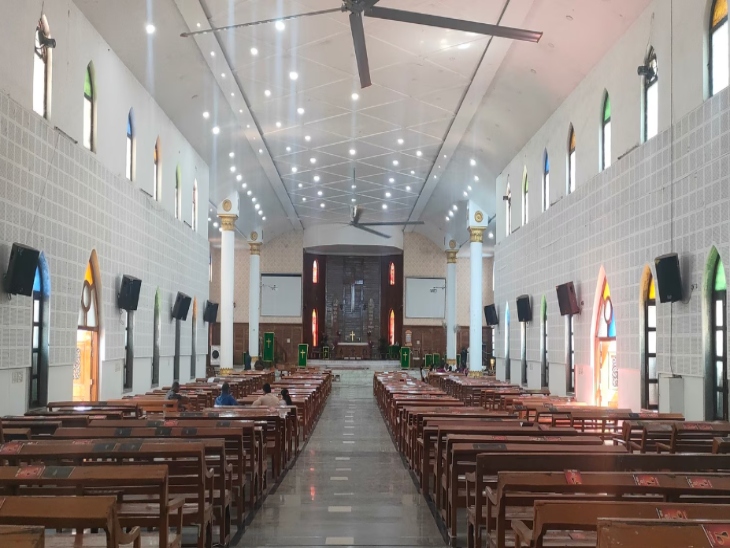 रायपुर की सेंट पॉल्स कैथेड्रल चर्च के अंदर की तस्वीर।