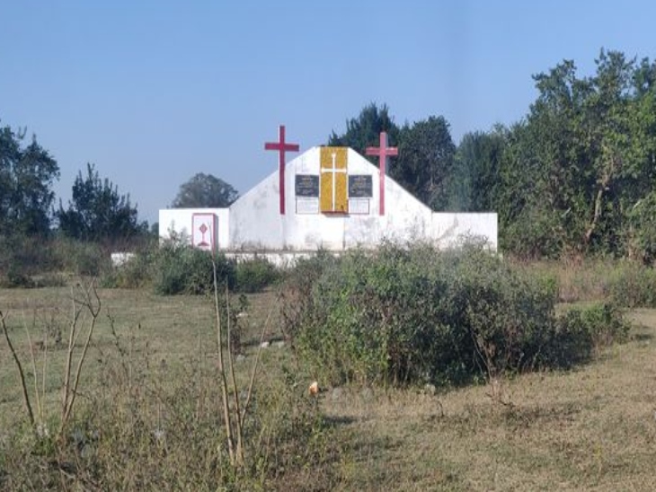 मदकू द्वीप में हरिहर क्षेत्र से कुछ दूरी पर स्थित वह मंच जहां मसीही समाज का मेला लगता है।