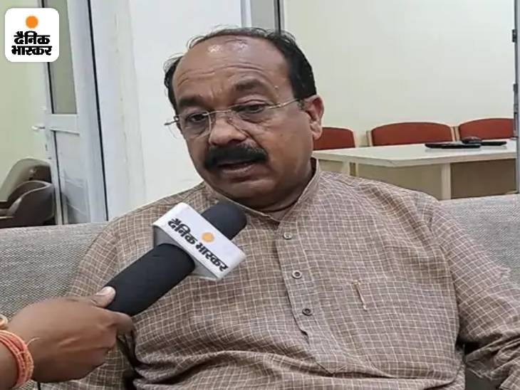 डिप्टी सीएम अरुण साव जानकारी देते हुए।