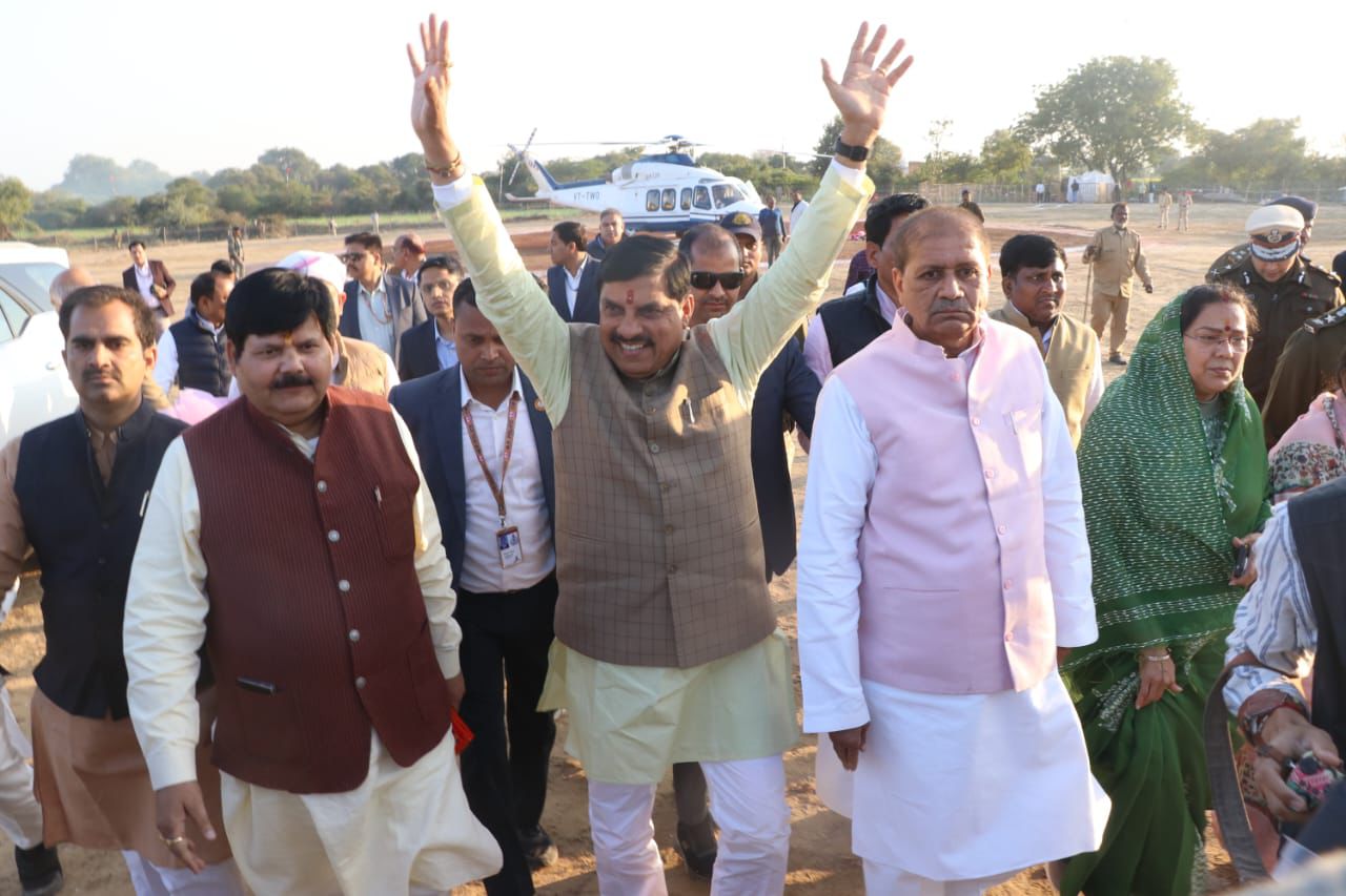 सीएम डॉ. यादव रावतपुरा पहुंचने के बाद खुशी जाहिर करते हुए।