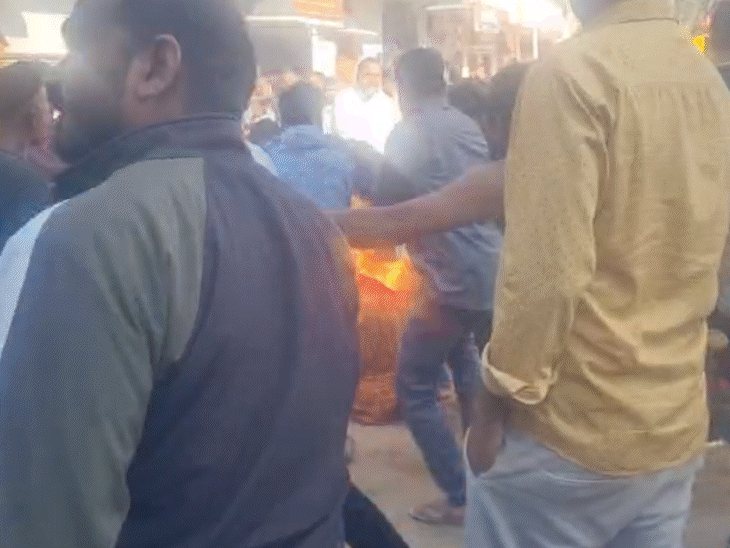 दंपती ने पेट्रोल डालकर खुद को आग के हवाले कर दिया।