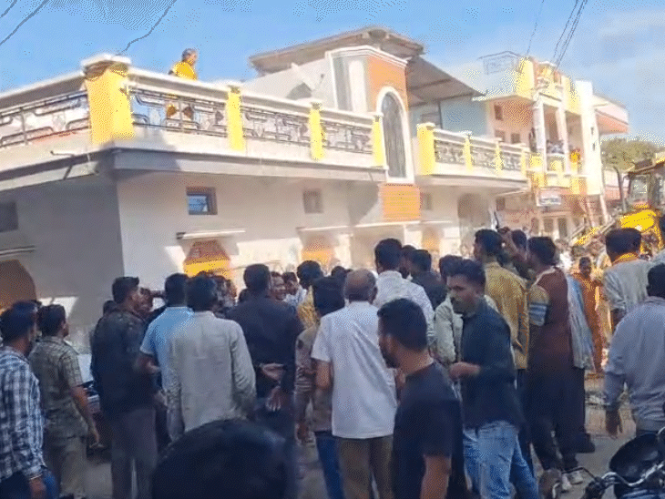 दंपती के आग लगाते ही लोग उन्हें बचाने के लिए दौड़े।