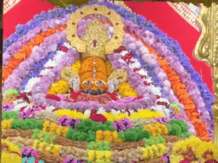 खाटूश्यामजी मंदिर को रंग-बिरंगी फूलों से सजाया गया है।