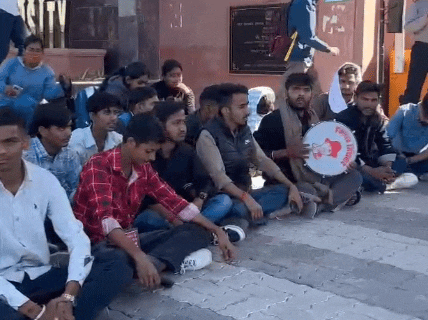 छात्र संगठन SFI ने मंगलवार से धरना शुरू किया था। करीब 2 दर्जन से ज्यादा छात्रनेता धरने पर बैठे थे।