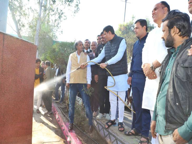 सफाई के दौरान महापौर, एमआईसी मेंबर, पार्षद सहित कई लोग मौजूद रहे।