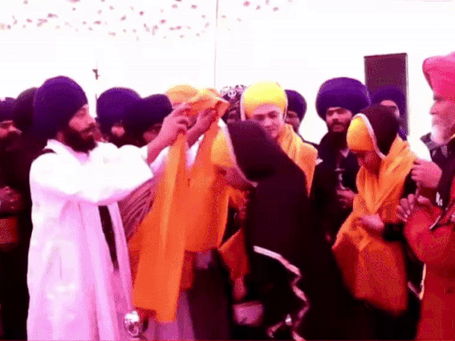 विरोध के बाद गुरुद्वारा प्रबंधन ने सिरोपा पहनाकर ढाडी जत्थे को रवाना किया।