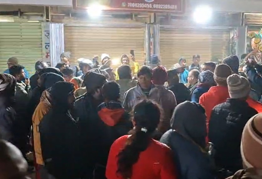 घटनास्थल पर जुटी लोगों की भीड़।
