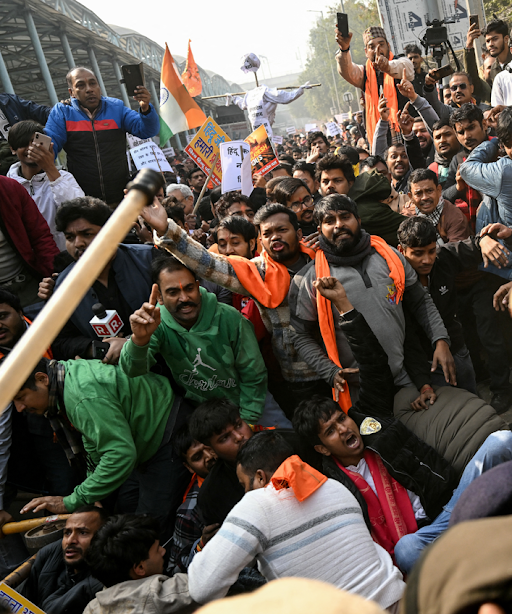 नई दिल्ली में मंगलवार को विश्व हिंदू परिषद (VHP) के कार्यकर्ताओं ने बांग्लादेश उच्चायोग का घेराव किया।