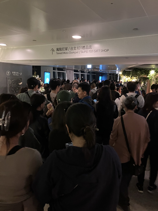 તાઇપેની એક ઇમારતમાં ભૂકંપ બાદ અફરાતફરી મચી ગઈ હતી.