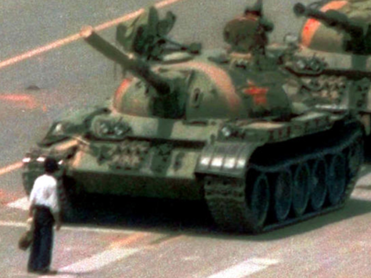 થિયાનમેન સ્ક્વેરની સૌથી પ્રસિદ્ધ તસવીરને 'ટેન્ક મેન'ના નામથી ઓળખવામાં આવે છે.