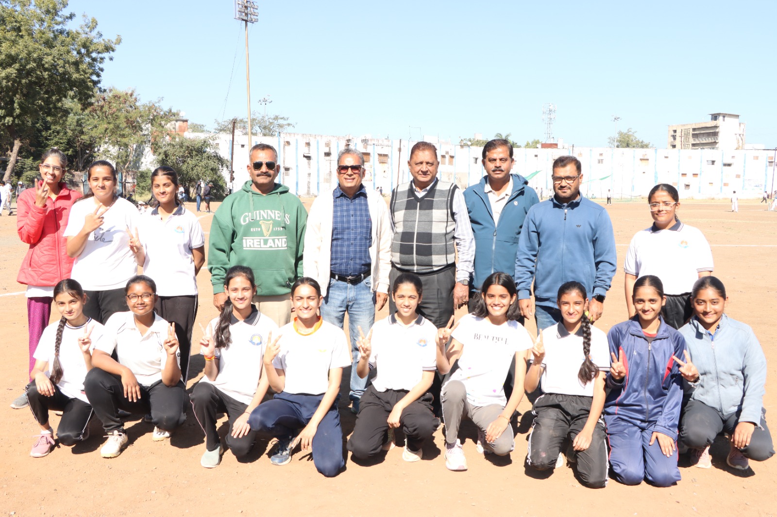 विजेता बालिका टीम के साथ अतिथि।