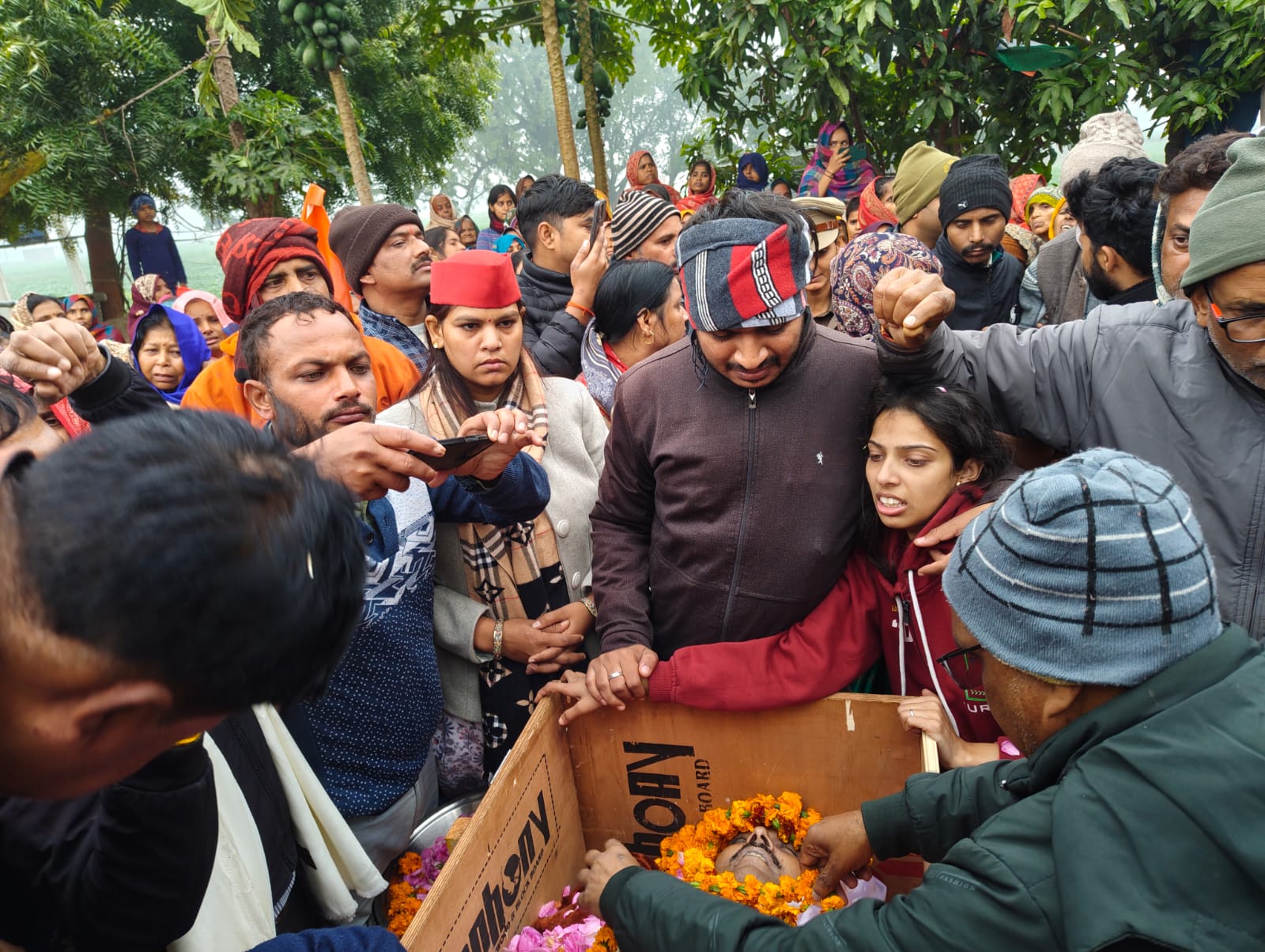 बुधवार को बीएसएफ जवान का पार्थिव शरीर गांव पहुंचा तो पत्नी-बेटी और बेटा शव से लिपटकर रो पड़े।