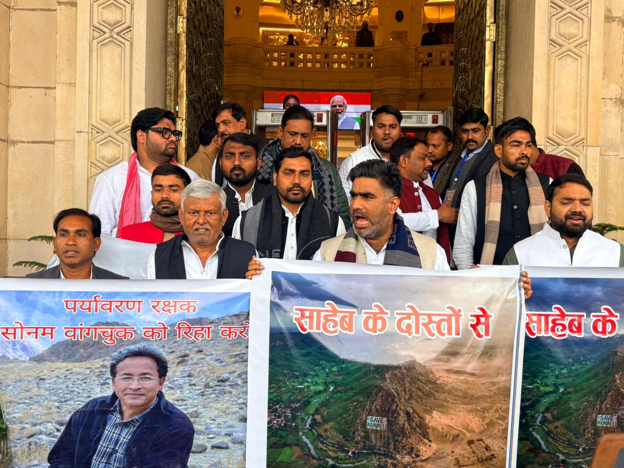 सपा विधायकों ने अरावली पर्वत श्रृंखला को बचाने के लिए विधानसभा के बाहर प्रदर्शन किया