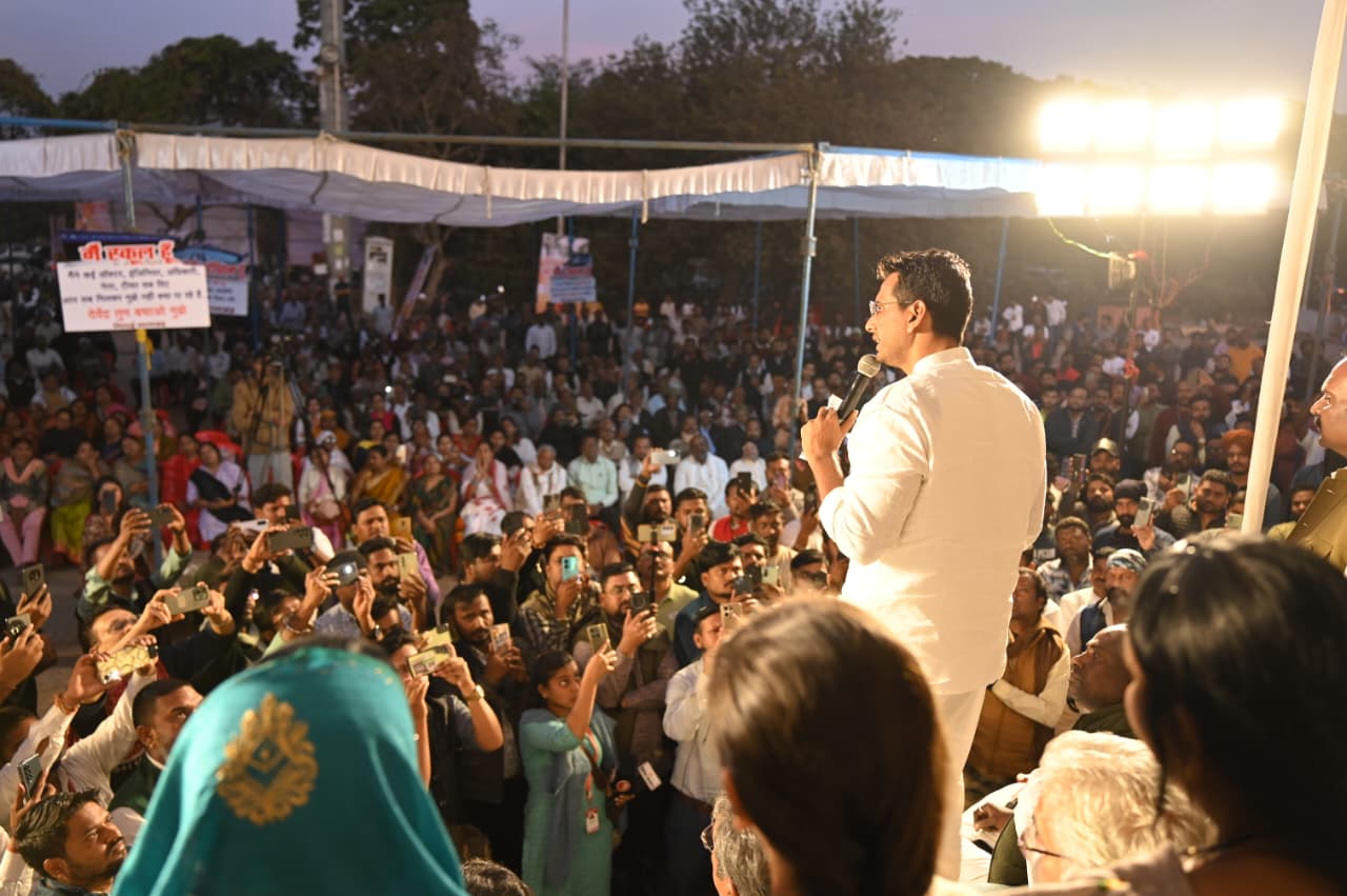 बैठक के बाद समर्थकों को संबोधित करते हुए विधायक देवेंद्र यादव।