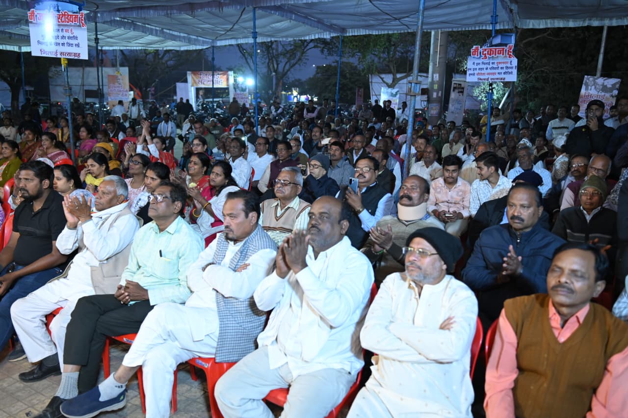 अनशन के अंतिम दिन बड़ी संख्या में धरना स्थल पर पहुंचे लोग।