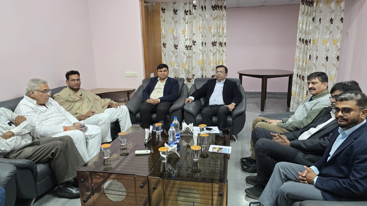 बीएसपी प्रबंधन के साथ चर्चा करते हुए विधायक देवेंद्र यादव।