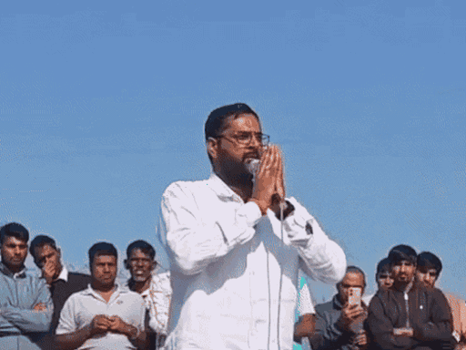 पंचायत में रोते किसान नेता रवि आजाद। (फाइल फोटो)