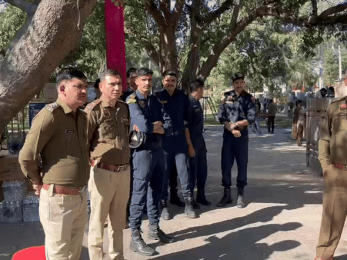 क्रांतिमान पार्क के पास तैनात पुलिसकर्मी।