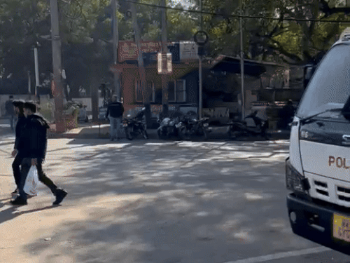 कार्यक्रम की निगरानी के लिए खड़ी पुलिस की गाड़ी।