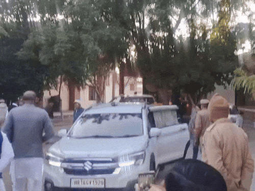 गाड़ी में रवि को सिवानी थाने लेकर जाती पुलिस।