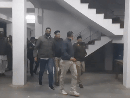 किसान नेता रवि आजाद को गिरफ्तार कर ले जाती पुलिस। - Dainik Bhaskar