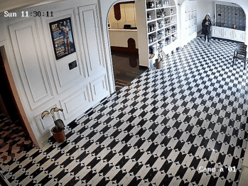 बॉडी बिल्डर और मंगेतर ऑफिस की तरफ से बाहर आए।