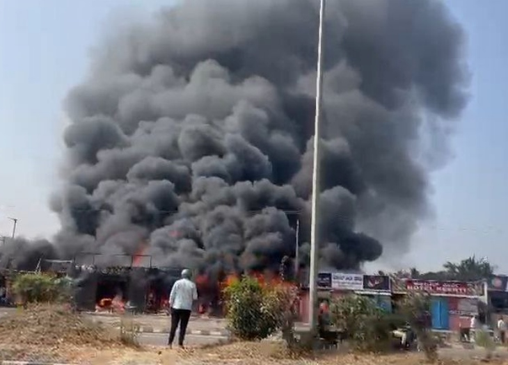 कनार्टक के हुबली के निकट बुधवार को आग लगने से उठता धुंए का गुब्बार।