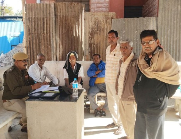 पाली के बांगड़ हॉस्पिटल की मॉर्च्युरी के बाहर गुरुवार को पोस्टमॉर्टम की कार्रवाई करवाते हुए पुलिस।