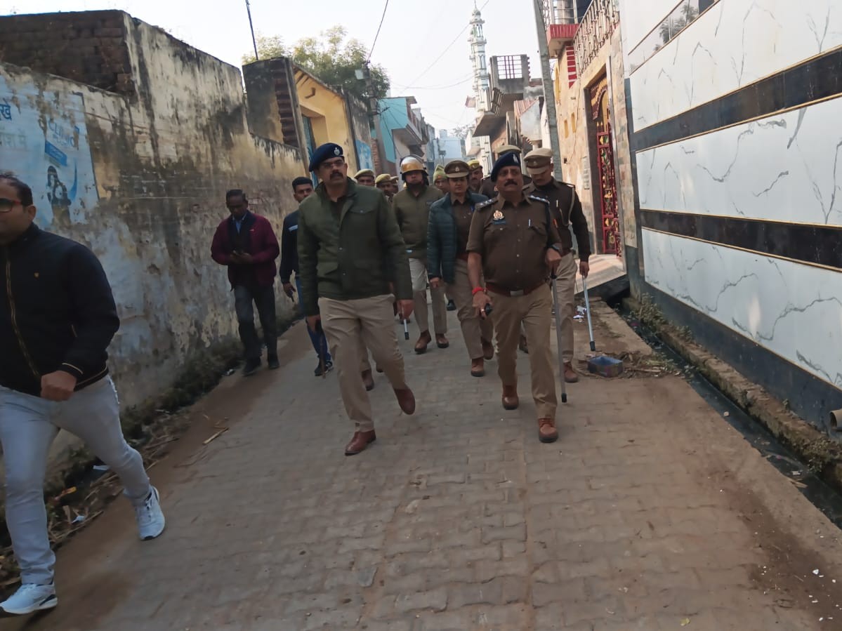 UP : पुलिस टीम पर ग्रामीणों ने लिया हालमा, 3 लोग गिरफ्तार गांव में PAC तैनात