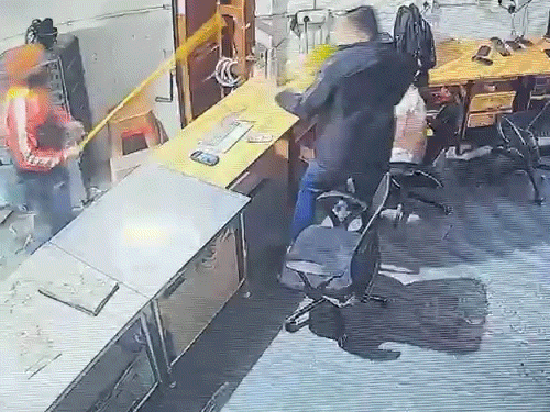 रायपुर में बजरंग दल के कार्यकर्ता ने ब्लिंकिट के ऑफिस में घुसकर कर्मचारी को लाठी से पीटा।