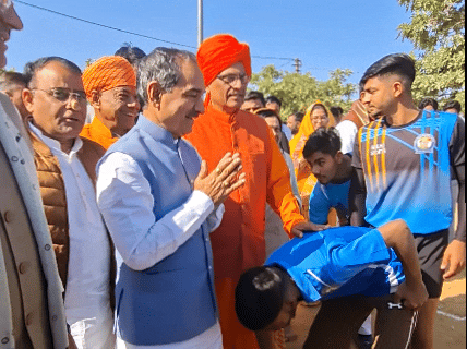 खेल महोत्सव के दौरान कबड्डी के खिलाड़ियों से मिलते हुए BJP प्रदेशाध्यक्ष मदन राठौड़।