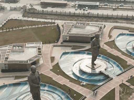 प्रेरणा स्थल में डॉ. श्यामा प्रसाद मुखर्जी, पंडित दीनदयाल उपाध्याय और अटल बिहारी वाजपेयी की 65-65 फीट ऊंची मूर्तियां लगाई गई हैं।