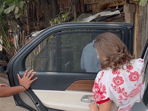 श्वेता बच्चन बिल्कुल क्रिसमस थीम की प्रिंटेड ड्रेस में नजर आईं।