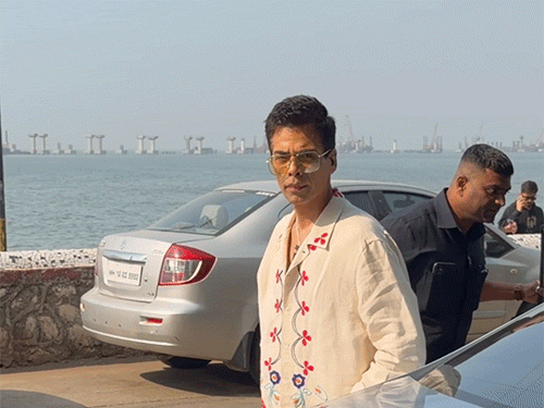 फिल्ममेकर करण जौहर,जोया अख्तर की क्रिसमस पार्टी में पहुंचे। वे प्रिंटेड वाइट शर्ट और पेंट पहने नजर आए, साथ ही उन्होंने सनग्लासेस भी अपने लुक के साथ कैरी कर रखे थे।