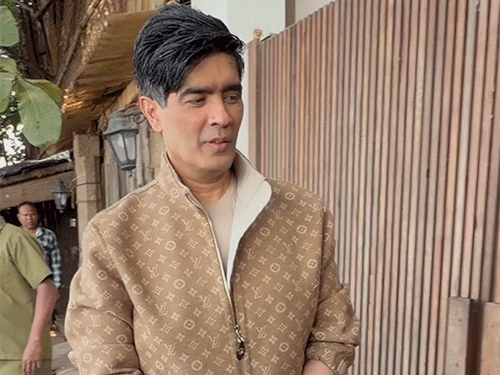 फैशन डिजाइनर मनीष मल्होत्रा लुई वुइटन ब्रांड का ब्राउन जैकेट में नजर आए। उन्होंने अपना लुक कूल और सिम्पल रखा था।