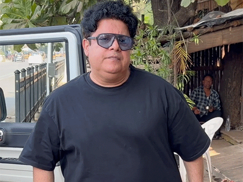 फराह खान के भाई डायरेक्टर साजिद खान क्रिसमस पार्टी में शामिल होने के लिए पहुंचे। वे ब्लैक शर्ट और पैंट में नजर आए।