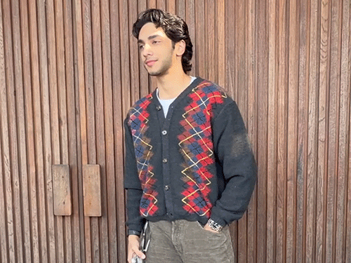 वेदांत रैना भी सिम्पल पर डैशिंग लुक में दिखे। उन्होंने स्वेटर और जींस कैरी किया था।