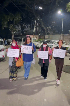 बुधवार को पीड़िता अपनी मां के साथ राहुल गांधी से मिलने गई थी।